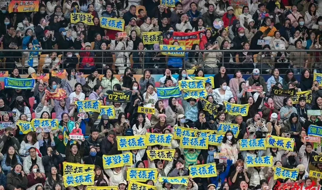 粉丝在赛场欢呼助威视频缩略图