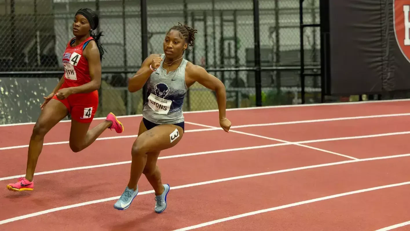 田径运动员在赛道上奋力冲刺